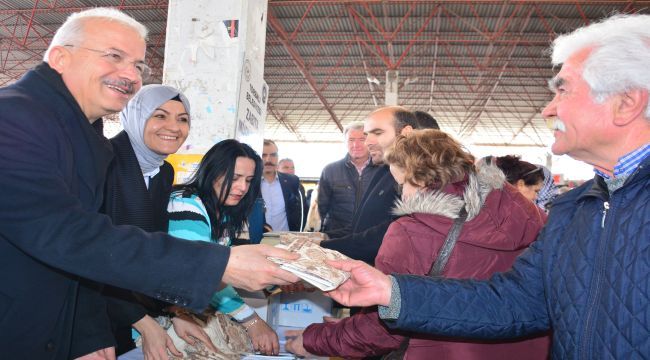 Görmez, bez poşet dağıttı 