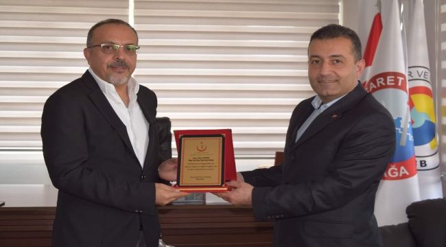 Başhekim Yalvaç’tan, Ertürk’e plaket