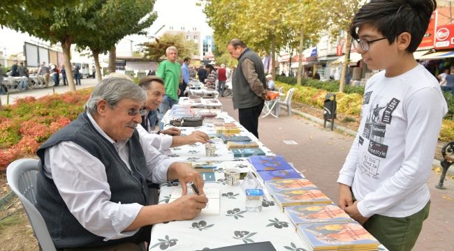 Çiğli’de Yazar ve Okurlar Sokakta Buluştu  