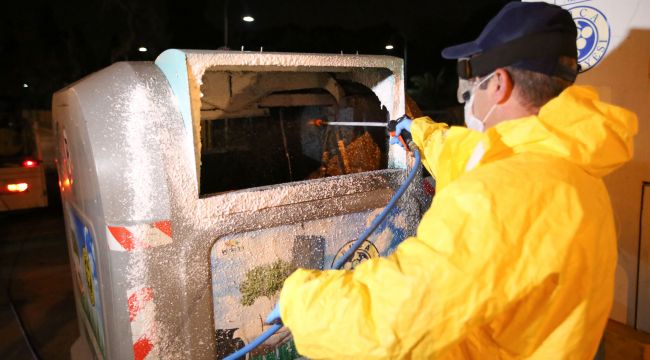 Buca’da her gece konteynerlere dezenfekte operasyonu