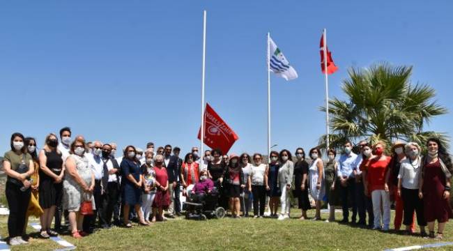 FOÇA'DA İLK KEZ ENGELSİZ KIRMIZI BAYRAK DALGALANDI