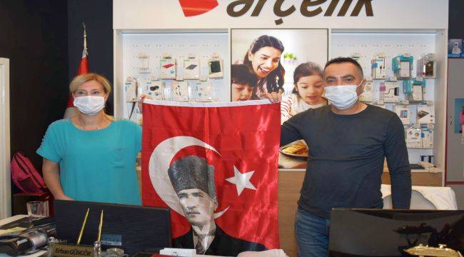 Aliağa Belediyesi’nden Esnafa Anlamlı Cumhuriyet Bayramı Hediyesi