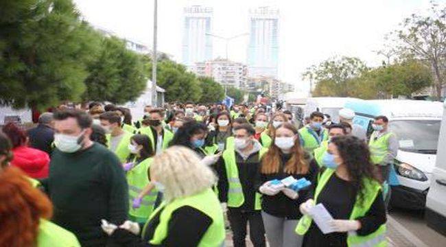 Depremzedelere gelen yardımlar dağıtılıyor