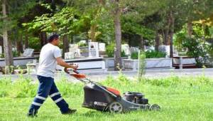 Mezarlıklarda temizlik ve bakım çalışmaları