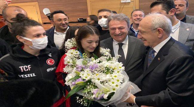 Kılıçdaroğlu'dan Bornovalı dünya şampiyonuna karşılama