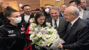 Kılıçdaroğlu'dan Bornovalı dünya şampiyonuna karşılama