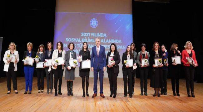 Rektör Budak’tan Egeli bilim kadınlarına teşekkür plaketi