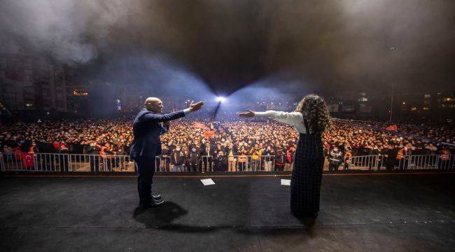 Şölen havasındaki temel atma muhteşem konserle taçlandı