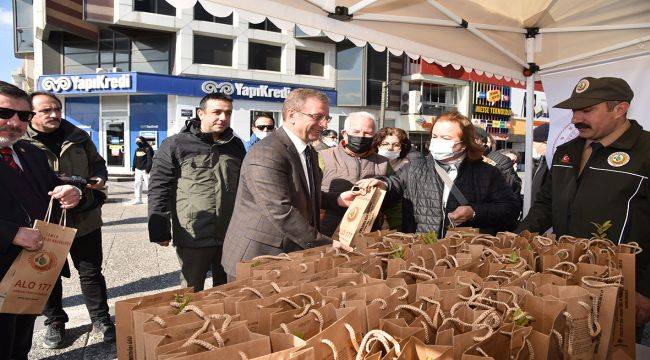 45 dakikada bin fidan dağıtıldı