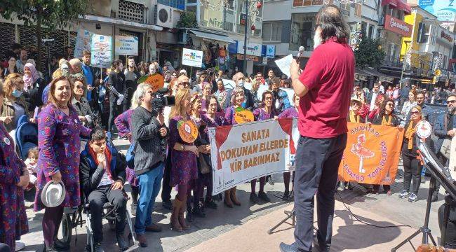 Dünya Tiyatro Günü İzmir'de de coşkuyla kutlandı