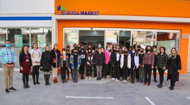 Gaziemir'de sosyal markete öğrenci desteği