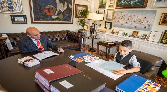 Başkan Soyer, koltuğunu çocuklara bıraktı
