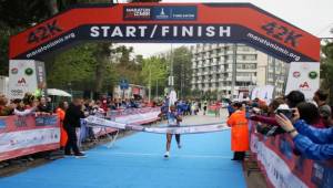 Maraton İzmir’de yeniden rekor