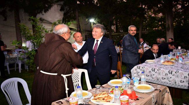 Önce camii, ardından kilise iftarına katıldı 