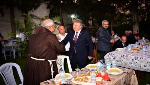 Önce camii, ardından kilise iftarına katıldı 