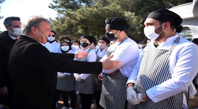 Pastacılık kursiyerlerinin sertifika heyecanı