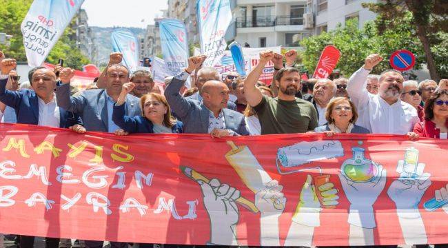 Başkan Soyer, 1 Mayıs’ı meydanda kutladı