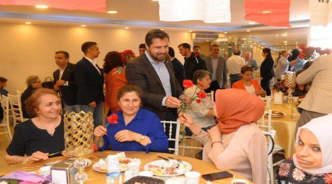 CHP İzmir'den anneler günü kutlaması