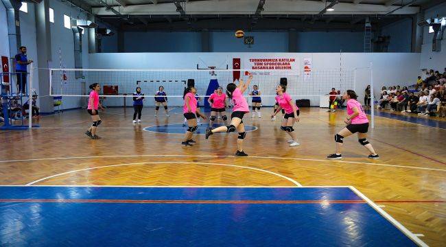 Kız öğrenci yurtları arası voleybol turnuvası