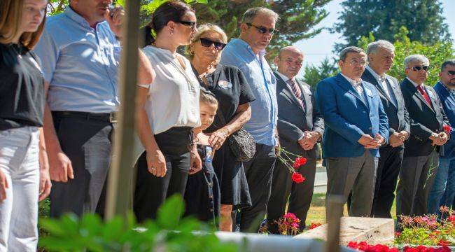 İzmir'in unutulmaz başkanı Ahmet Piriştina kabri başında anıldı