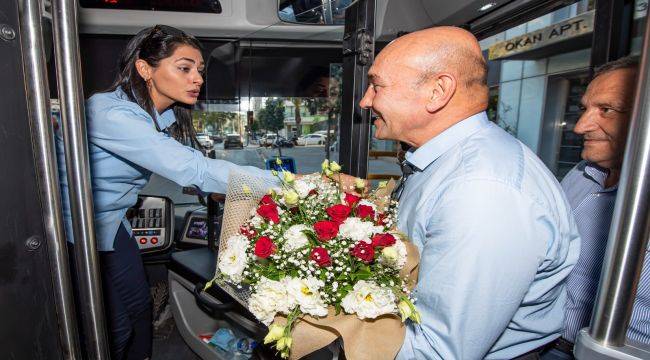 Başkan Soyer’den kadın şoföre otobüsünde ziyaret 
