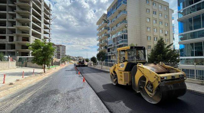 Bayraklı sokaklarında asfalt serimi