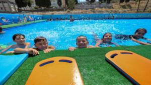 Bucalı çocuklar “mahalledeki havuzda” yüzme öğreniyor