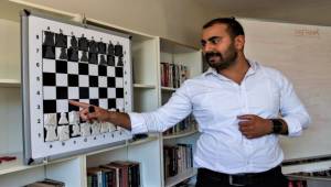 Köylerde çocuklara satranç eğitimi 