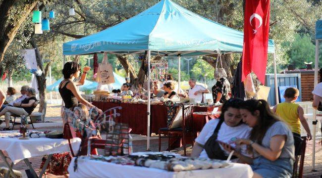 Narlıdere'de gece pazarına yoğun ilgi