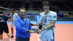 8. TSYD İzmir Voleybol Turnuvası’nda kazanan Arkas Spor 