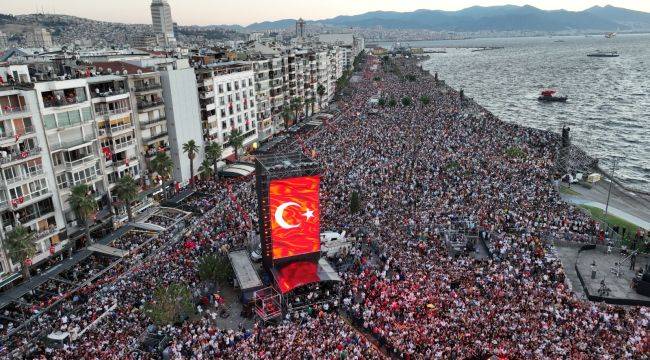 İzmir’in kurtuluşu dev sahnede