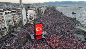 İzmir’in kurtuluşu dev sahnede