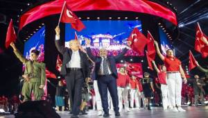 Kılıçdaroğlu ve Soyer Türk bayraklarıyla halkı selamladı 
