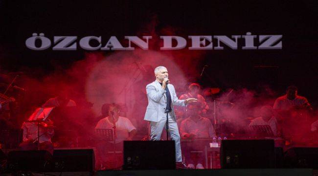 Özcan Deniz, Çim Konserleri’nde 