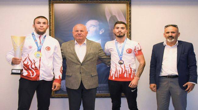 Başkan Karakayalı, şampiyon sporcuları ağırladı 