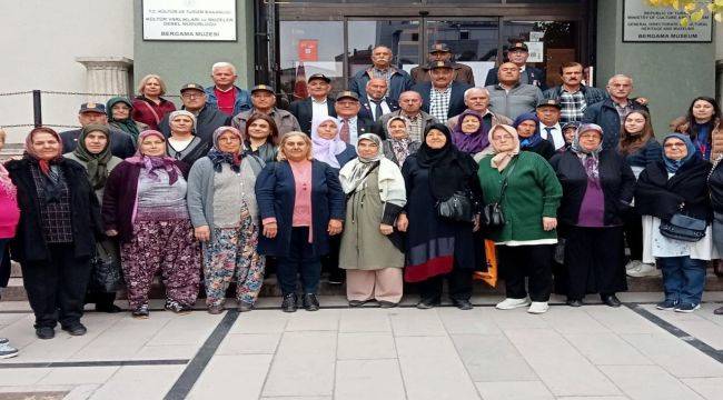 Menderes Belediyesi’nden gazilere Bergama gezisi 