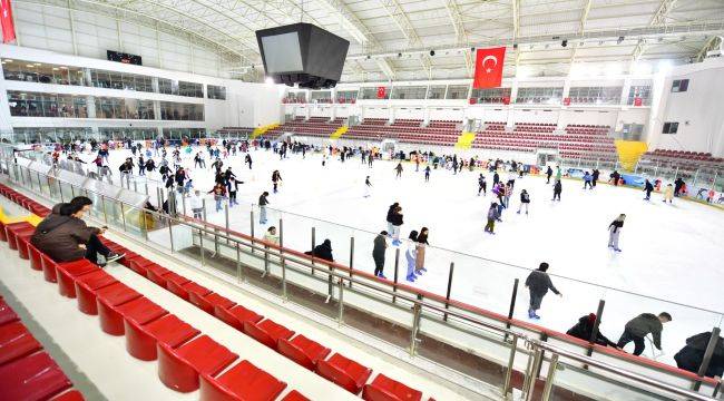 İzmir’de karneyi alan buz pistine koştu 