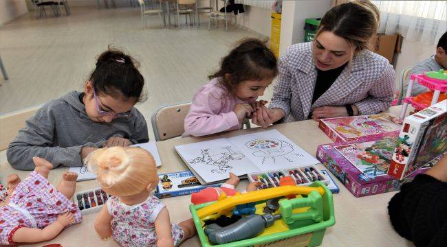 Bornova Belediyesi depremzede minikler için oyun alanı kurdu