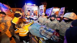 Depremzedelerin 52'si İzmir'de tedavi ediliyor