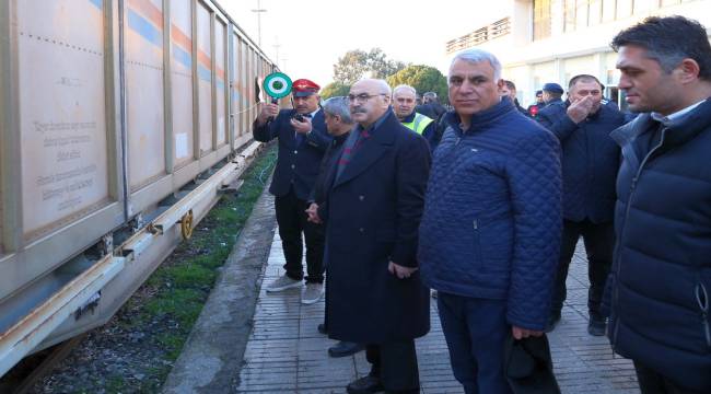 İzmir’den depremzedelere yaşam konteynerleri ve vagonlar dolusu yardım