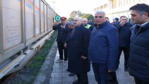 İzmir’den depremzedelere yaşam konteynerleri ve vagonlar dolusu yardım
