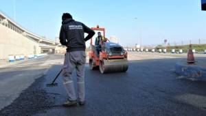 Bornova'da asfalt serimleri sürüyor
