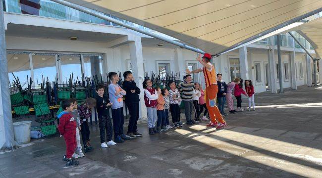 Foça'da Okullara Devam İçin Yönlendirmeler Yapılıyor