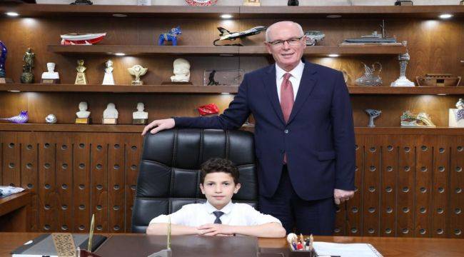 Başkan Kurt makamını 9 yaşındaki Muhammed Eren’e bıraktı