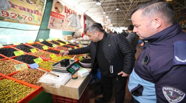 Bayraklı zabıtası pazarlarda tartı denetimi yaptı