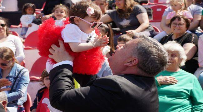 Çeşme’de 23 Nisan coşkusu Selda Bağcan ile zirveye ulaştı