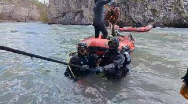 İzmir’den giden dalgıçlar Munzur Çayı’nda kaybolan 3 kişiyi arıyor