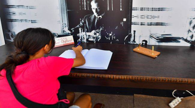 İEF'de Atatürk ile fotoğraf çektirme kuyruğu