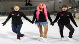 İzmir'de buz sporları sezonu açıldı