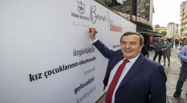 İzmirliler 100. yılda duygularını Cumhuriyet Duvarına yazdı